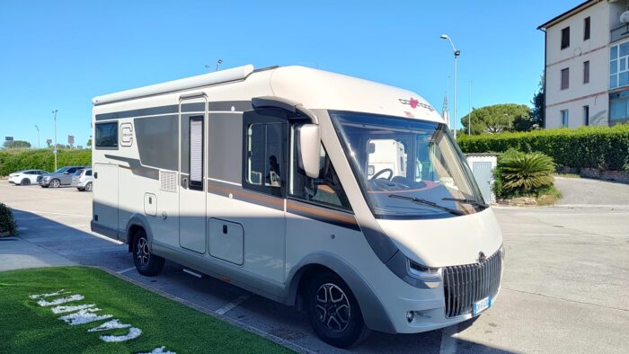 carthago c line 4.2 davanti al concessionario ok camper di piediripa di Macerata